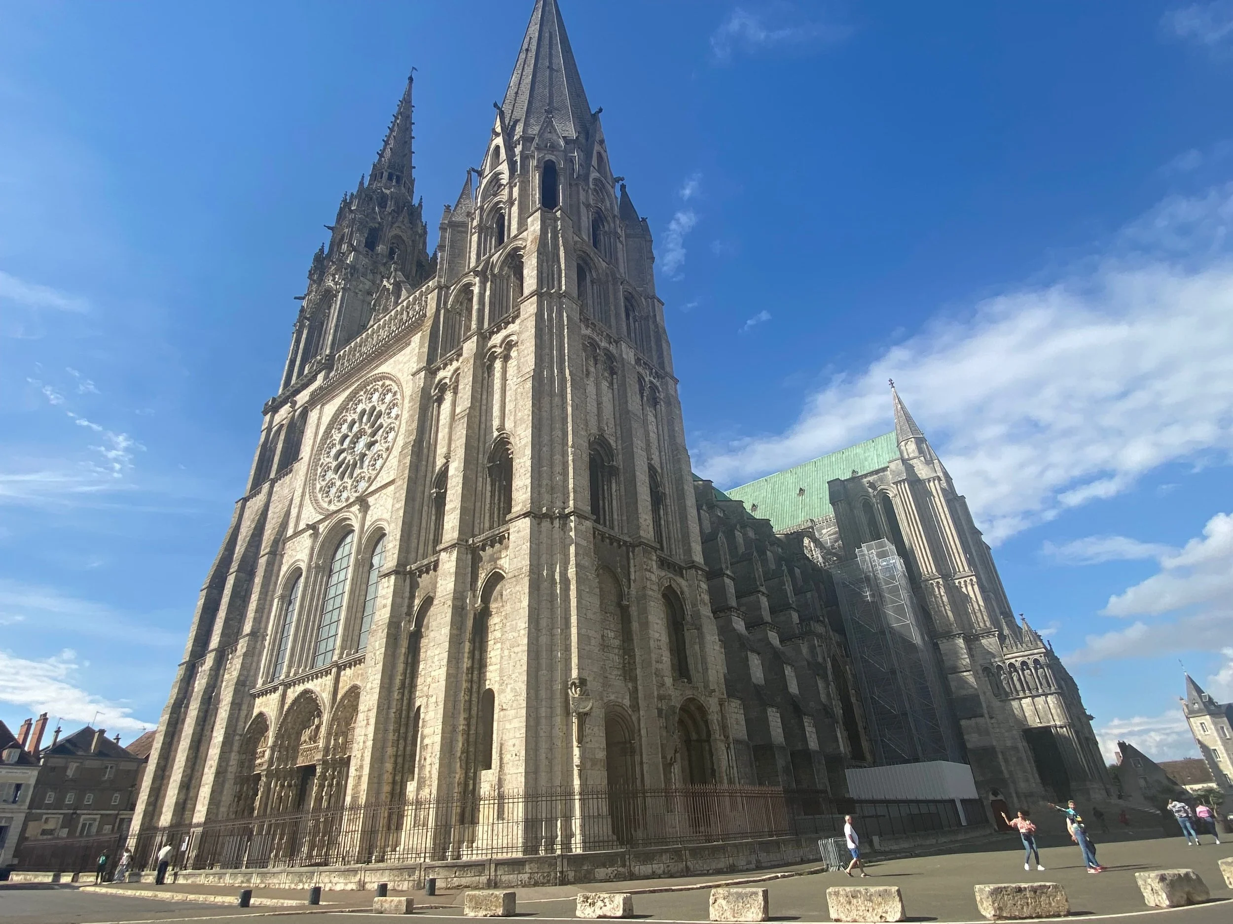 フランス・シャルトルにある世界遺産、ノートルダム大聖堂（シャルトル大聖堂）の外観