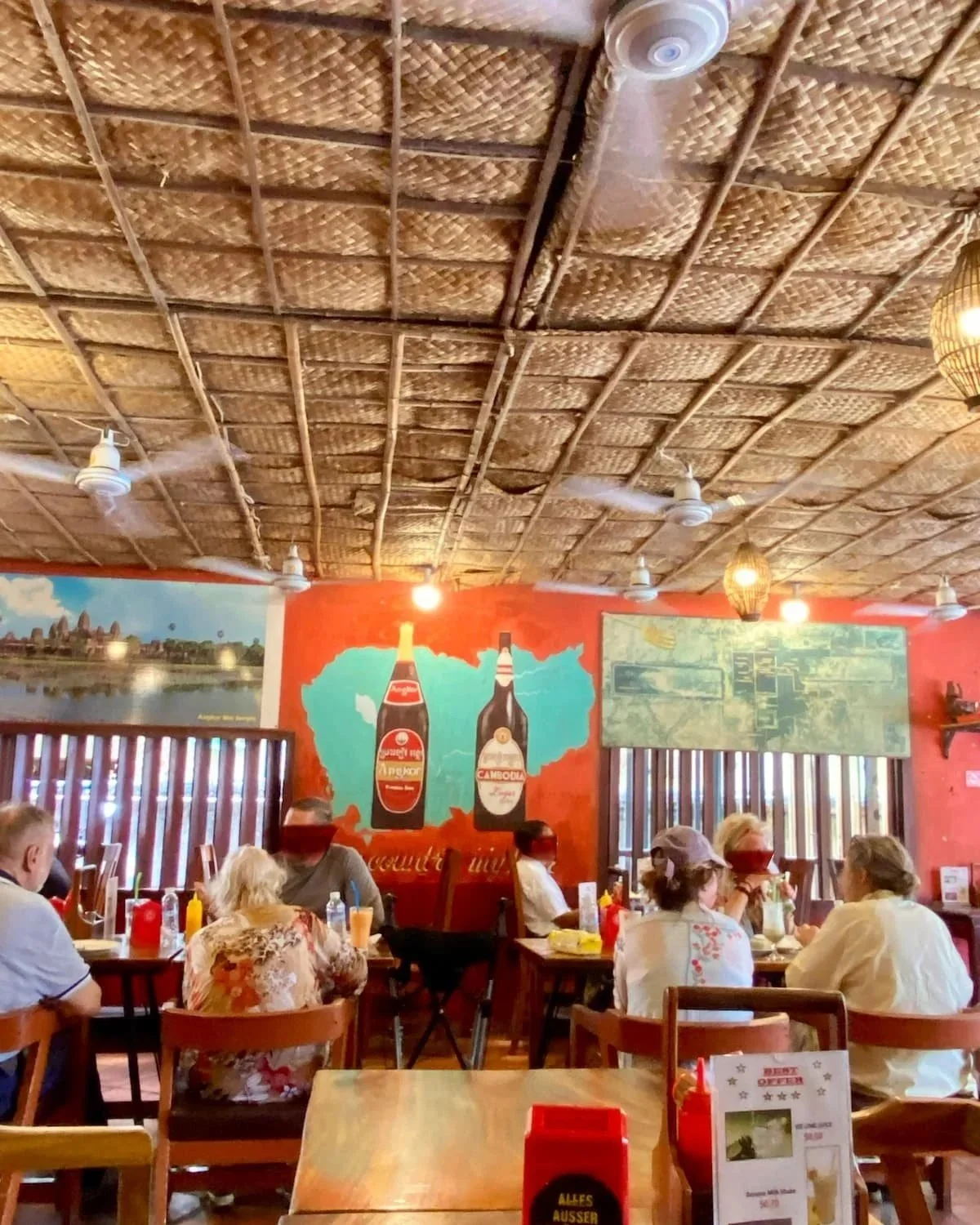 シェムリアップ Khmer Taste Restaurantの店内。テーブル席が並び、旅行者や地元の人でにぎわう様子