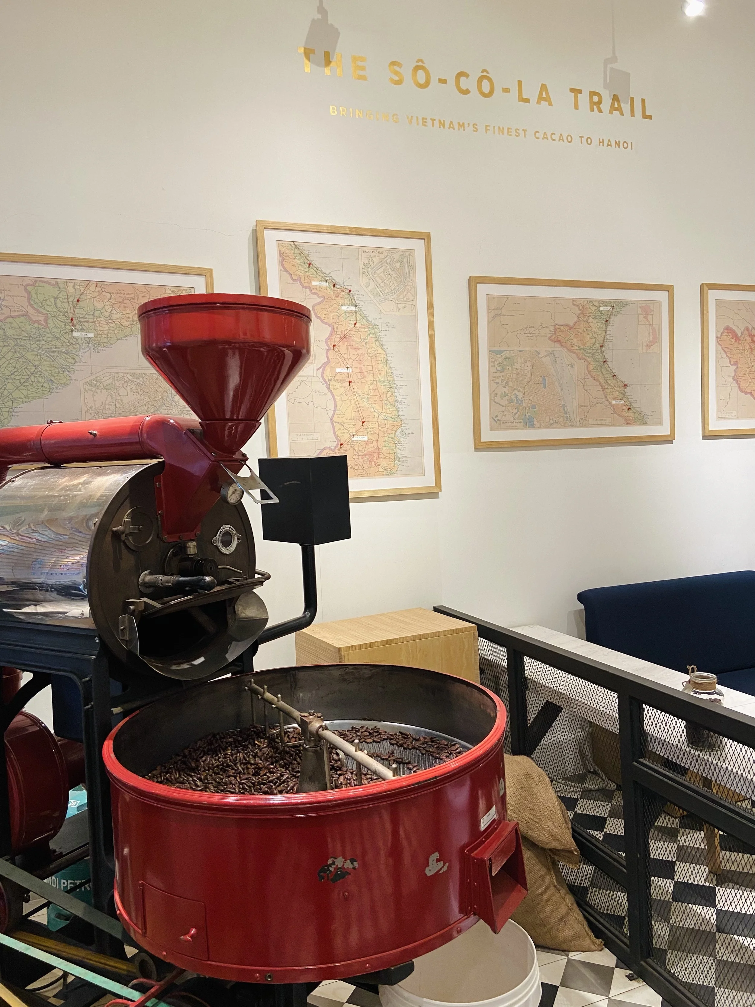 ハノイにあるMAISON MAROU HANOI FLAGSHIPで見られるチョコレート工房の様子