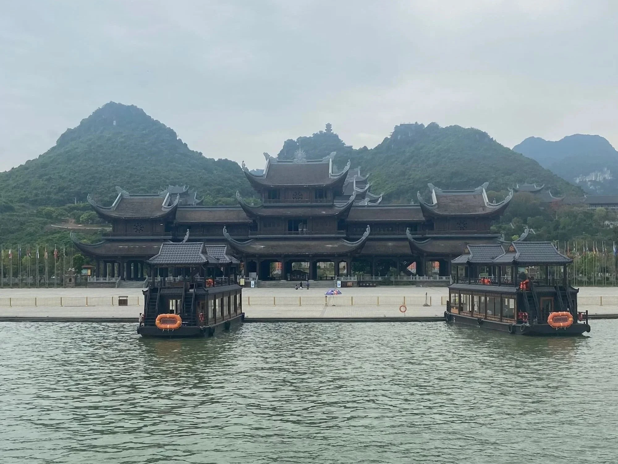 船で湖を渡った先に見えるベトナム・ハナム省タムチュック（Tam Chuc）寺の入口