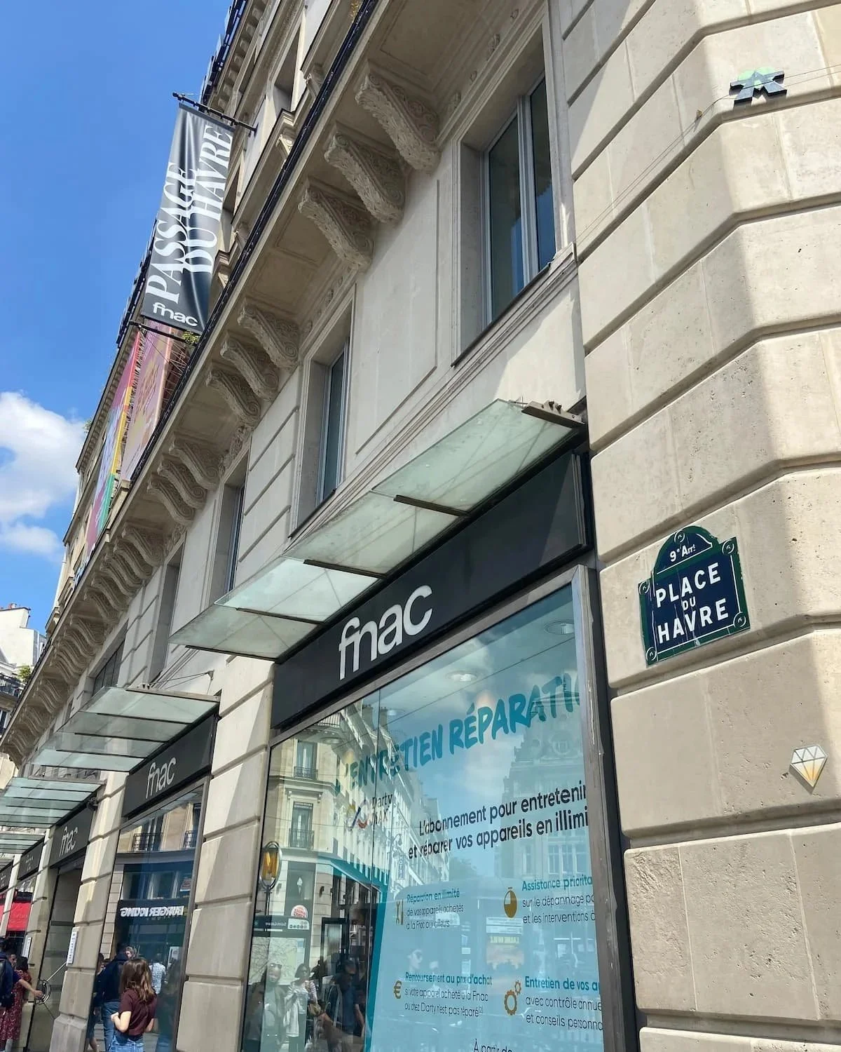 パリの大型ショップfnac（サン・ラザール駅近く）