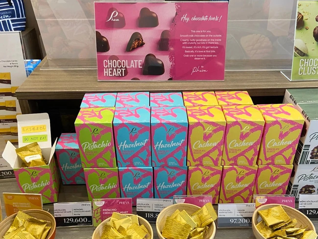 ハノイのチョコレートブランド「フェヴァ(Pheva)」の新作ハート型チョコレート。 ピスタチオ・ヘーゼルナッツ・カシューナッツの3種類で、カラフルなパッケージが特徴。(2025年撮影)
