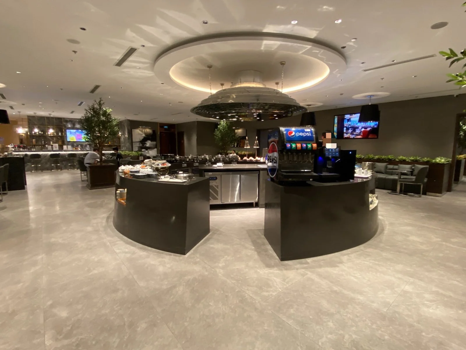ハノイ・ノイバイ国際空港 第２ターミナル SH Premium Lounge Ha Noi 3のビュッフェカウンターと客席エリア