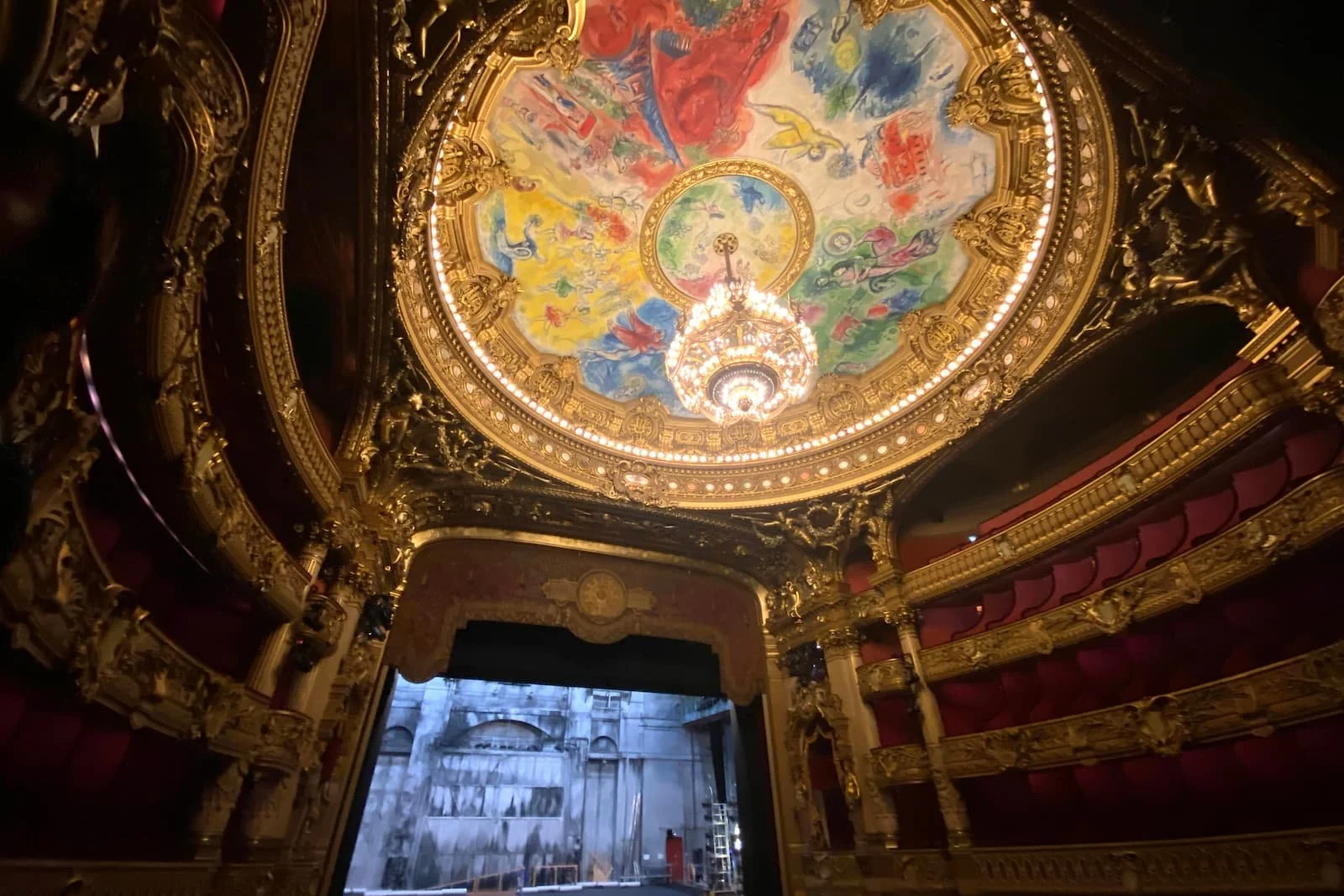 パリ・オペラ座（パレ・ガルニエ）の客席天井に描かれたマルク・シャガール作「夢の花束」と豪華なシャンデリア