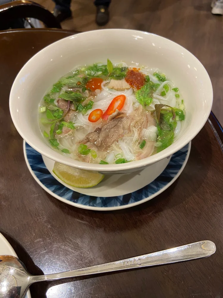 ノイバイ国際空港 SH Premium Lounge で提供されるフォー。注文後にスタッフが熱々のスープを注いで仕上げる