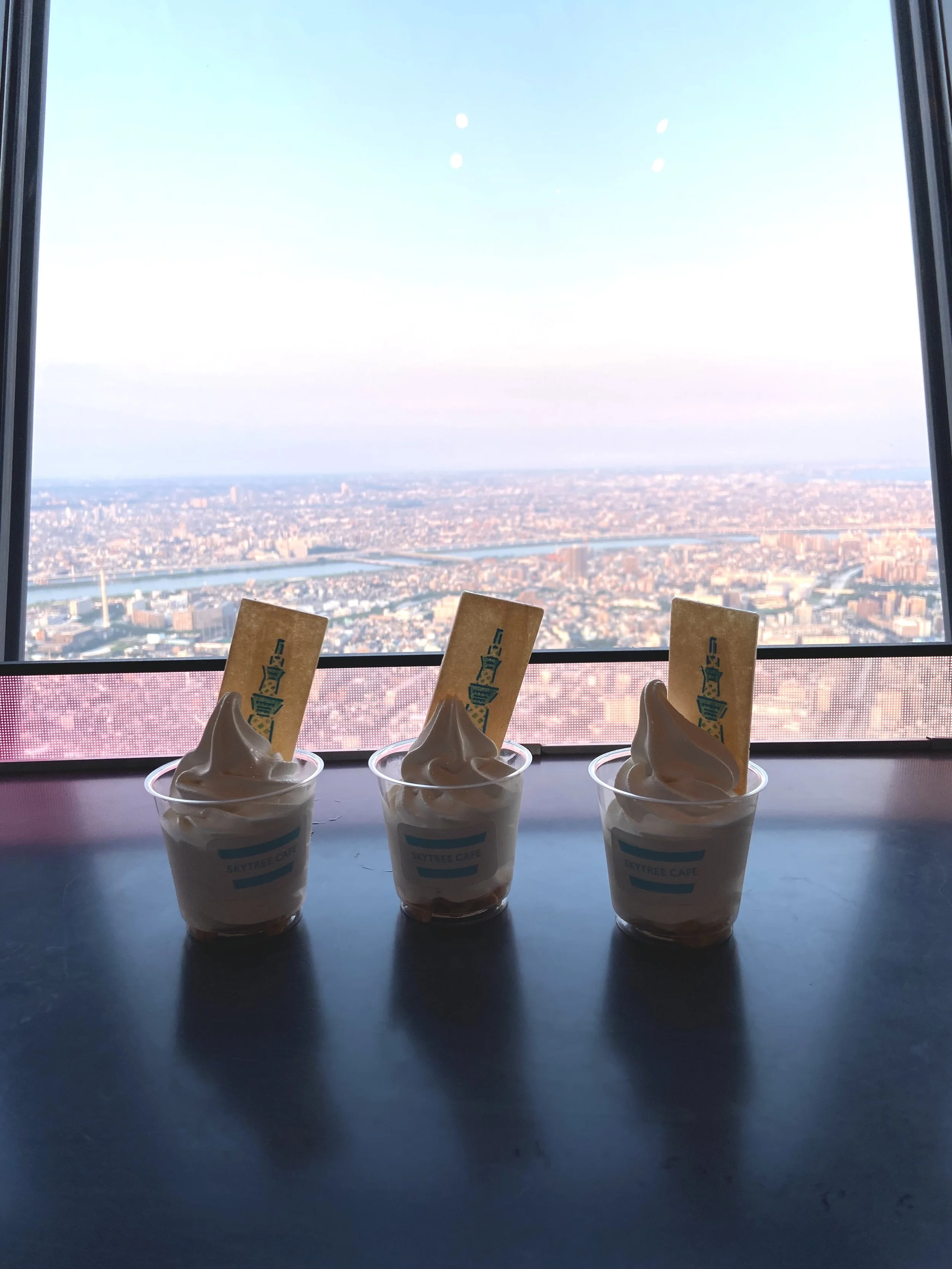 東京スカイツリーカフェで提供される、スカイツリーのイラスト入りウエハース付き濃厚ミルクソフトクリーム