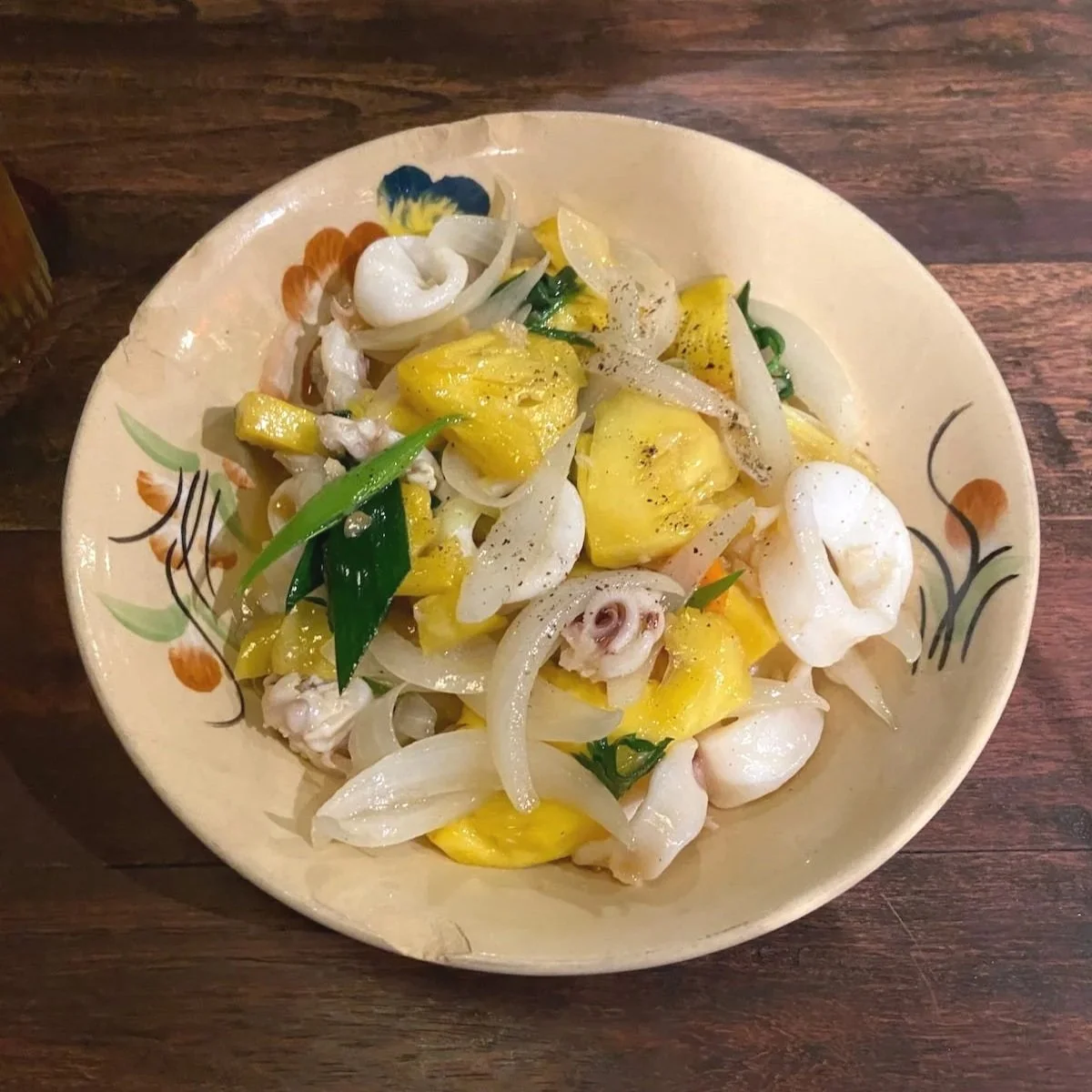 ハノイのミシュラン掲載レストラン Tầm Vị（タムヴィー）のMực xào dứa（イカとパイナップル炒め）