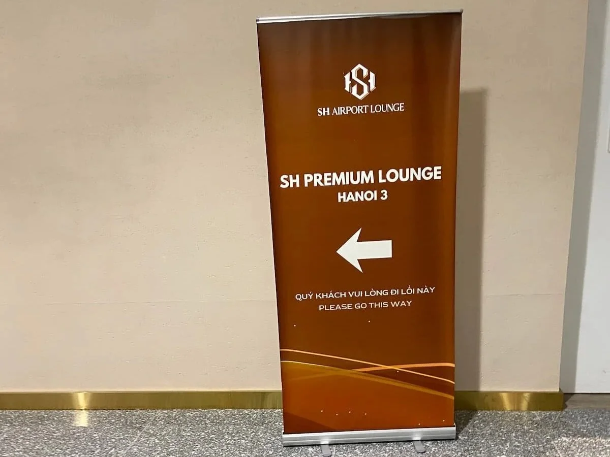 ハノイ・ノイバイ国際空港第2ターミナル（国際線）のSH Premium Lounge Ha Noi 3へ向かう案内看板