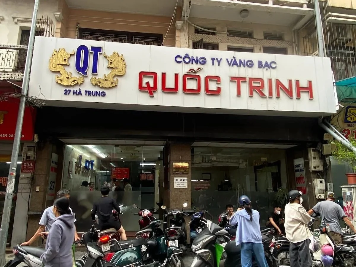 ベトナムドン両替ができるハノイ旧市街の両替所 Công ty vàng bạc Quốc Trinh