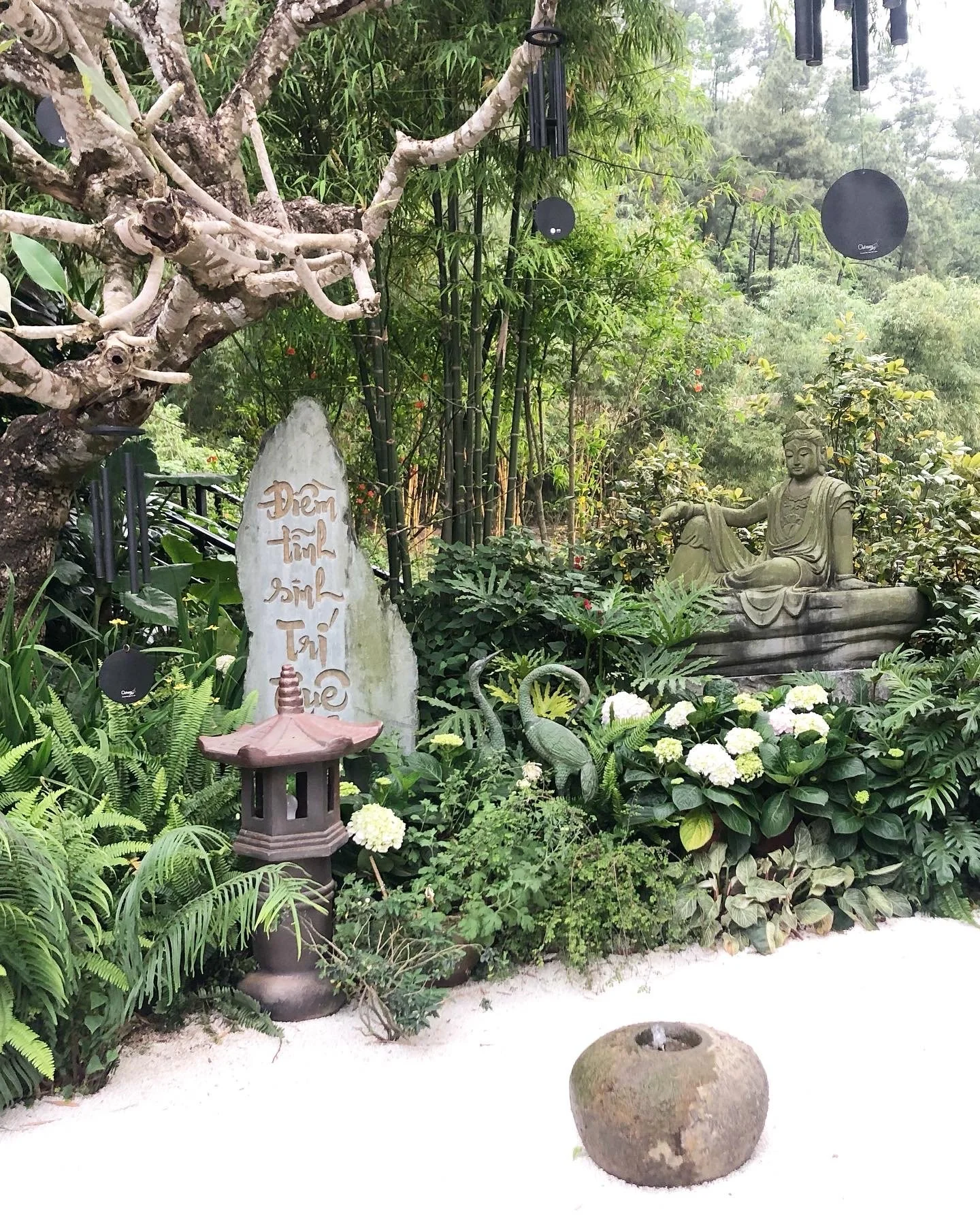 【ディア タン ピ ライ トゥ寺】中庭 ベトナム北部 ハナム省 