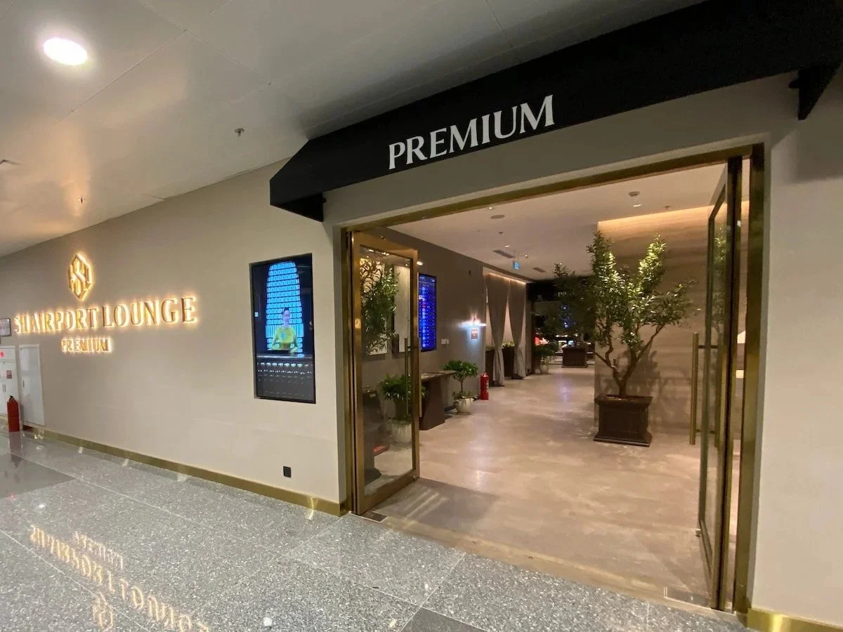 ハノイ・ノイバイ国際空港 第2ターミナルにあるSH Premium Lounge Ha Noi 3。入口には「PREMIUM」や「SH AIRPORT LOUNGE PREMIUM」と表示されている