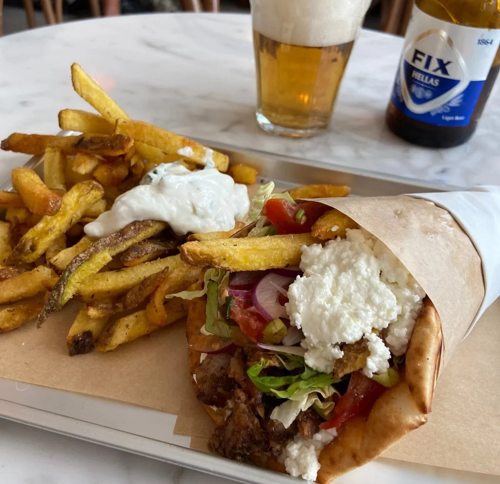 パリ2区のギリシャ料理店 FILAKIAの豚肉スブラキのピタサンドとフライドポテト、ギリシャビールFIX