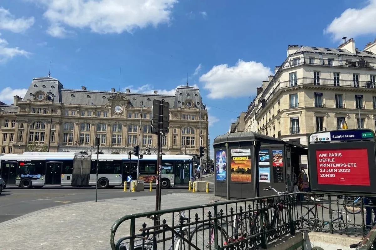 パリのサン・ラザール駅前の風景