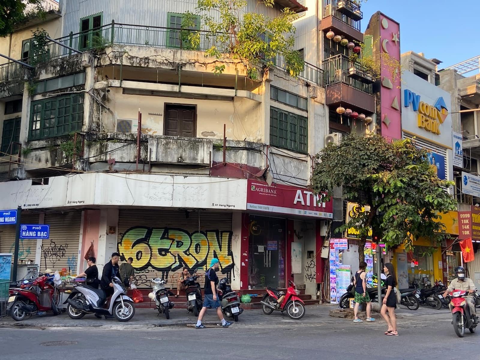 ベトナム・ハノイ旧市街のHàng Bạc（ハンバック通り）の道路標識。GIANG SƠN（ザンソン）両替所へ向かう曲がり角。