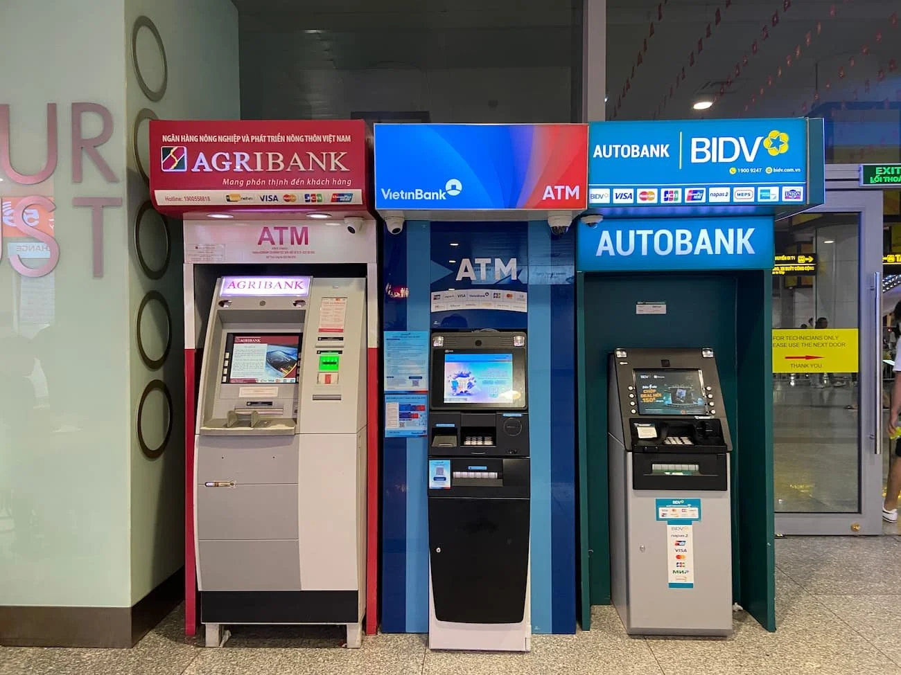 ノイバイ国際空港の到着ロビーに並ぶATM。左からAGRIBANK、VietinBank、BIDV。VISA・Mastercard・JCB対応表示あり。