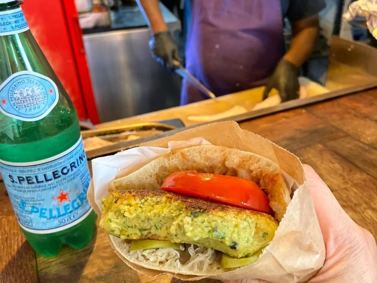 パリ・マレ地区のMiznonで食べたファラフェルのピタサンド