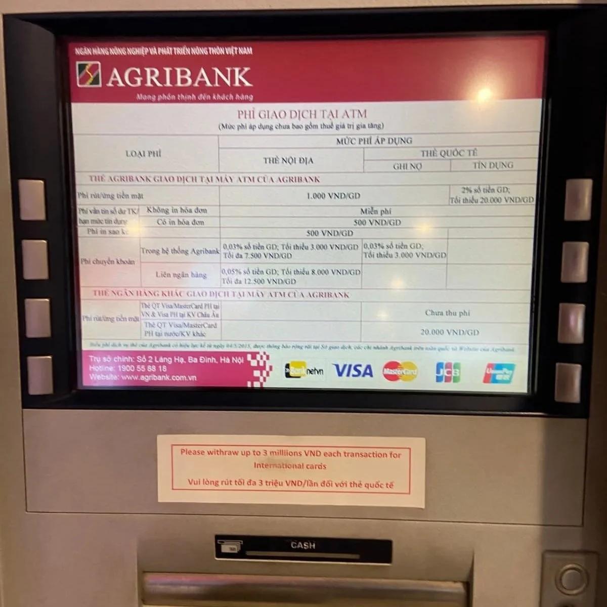 ノイバイ国際空港のAGRIBANK ATM本体に掲示された、国際カードは1回あたり3,000,000VNDまでという利用上限の案内