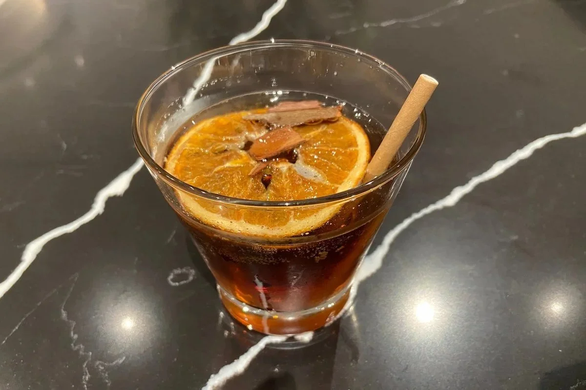 ハノイ・ノイバイ国際空港 第2ターミナル SH Premium Lounge Ha Noi 3のバーカウンタで提供。ウイスキーベースのカクテル「GOLDEN CURRENT」