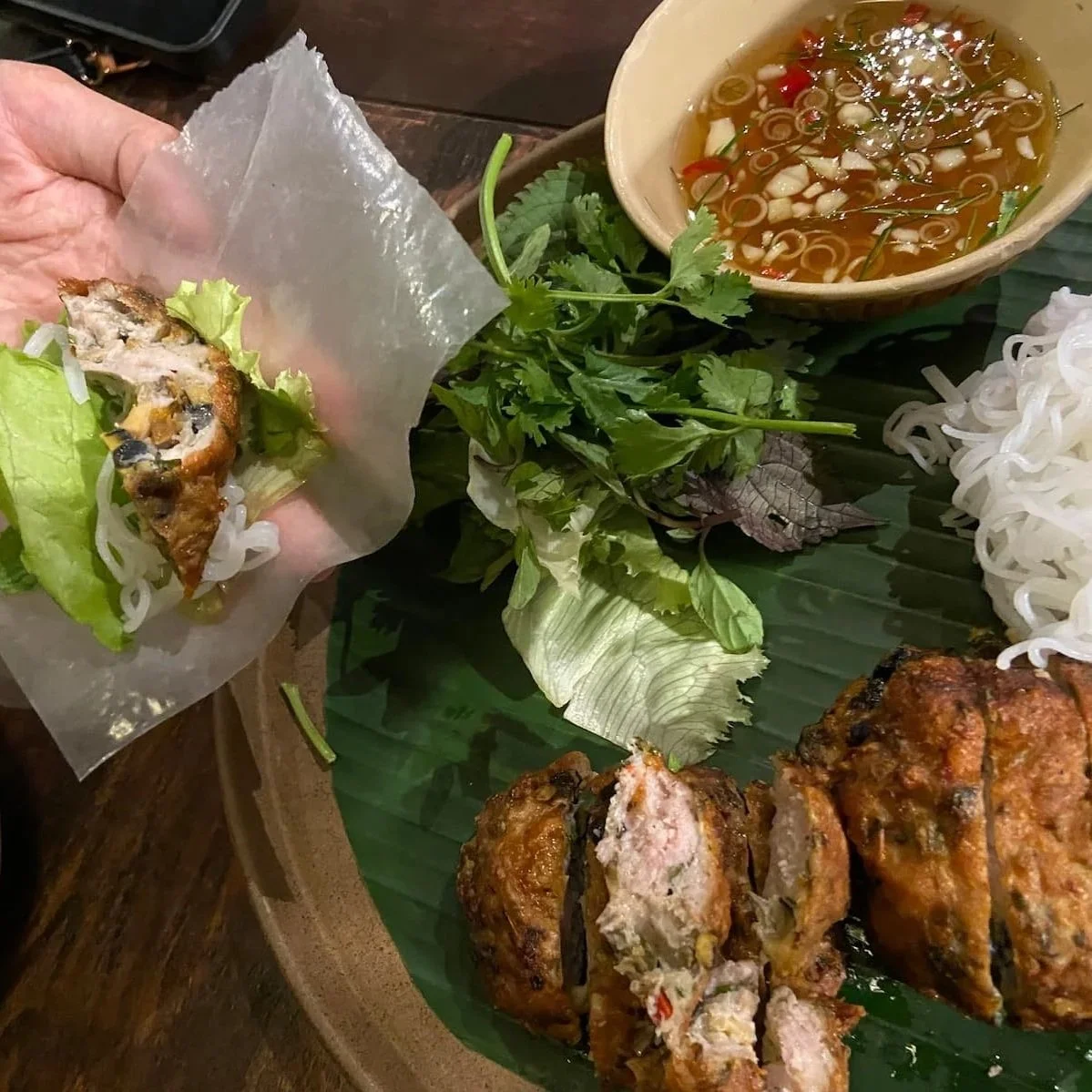 ハノイのミシュラン掲載レストラン Tầm Vị（タムヴィー）のChả ốc（タニシ入りつくね）はライスペーパーにブンや香草と一緒に巻いて食べる