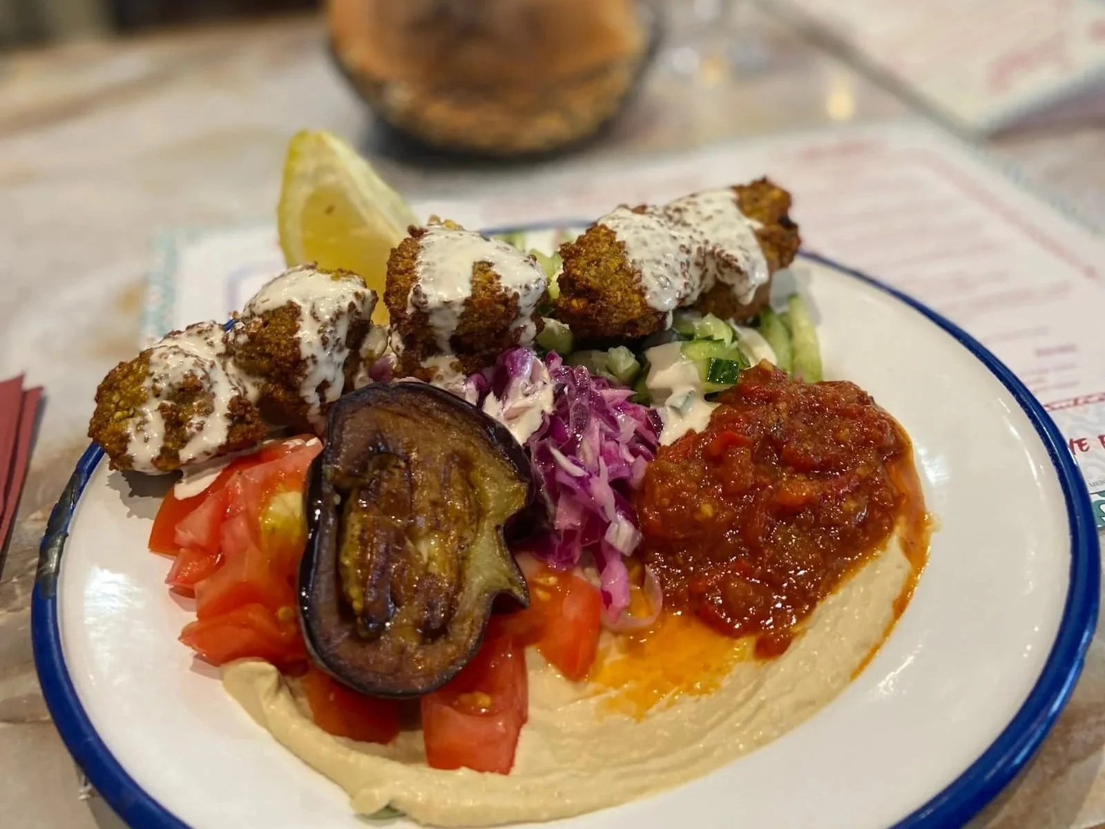 パリ・マレ地区のChez Marianneで提供されるファラフェル・フムスと野菜の一皿