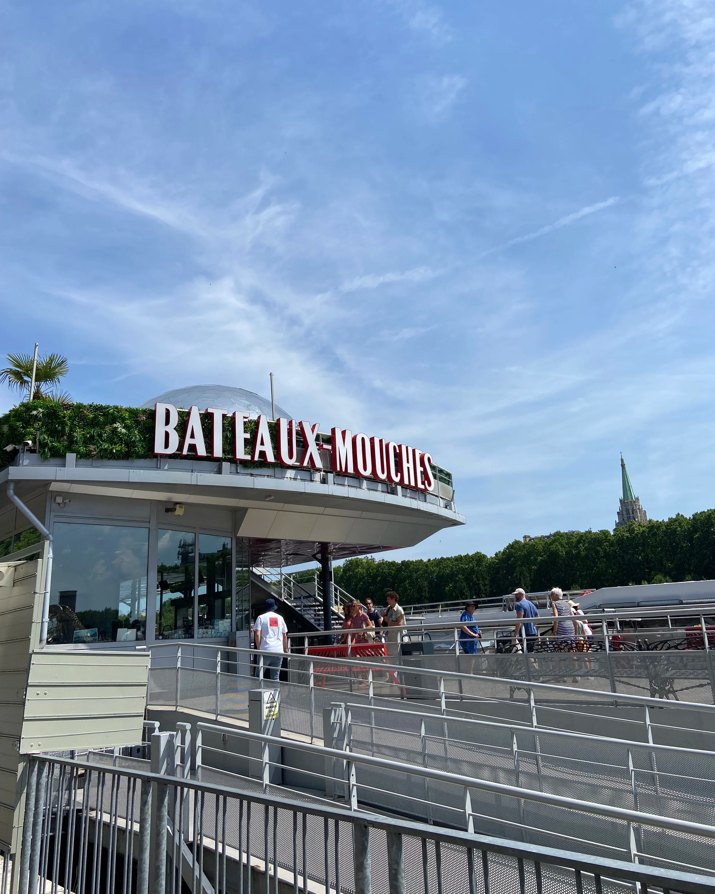 パリ セーヌ川クルーズ バトー・ムッシュ（Bateaux Mouches）乗船場の入口