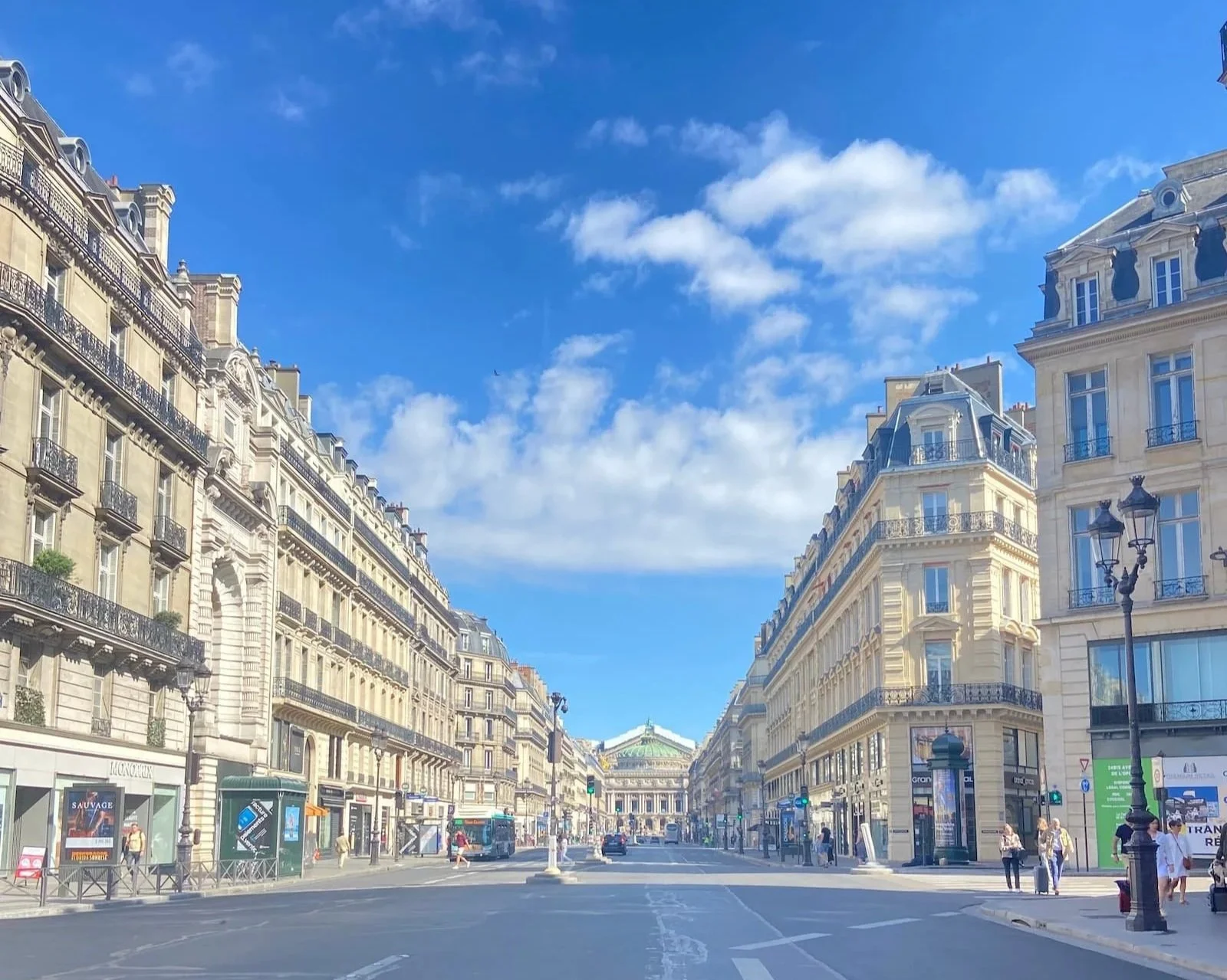 パリのオペラ座（オペラ・ガルニエ）へ続く通りとオスマン様式の街並み