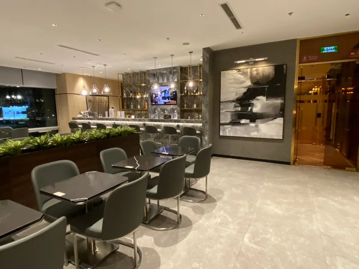 ハノイ・ノイバイ国際空港 第2ターミナル SH Premium Lounge Ha Noi 3のバーカウンターとラウンジエリア