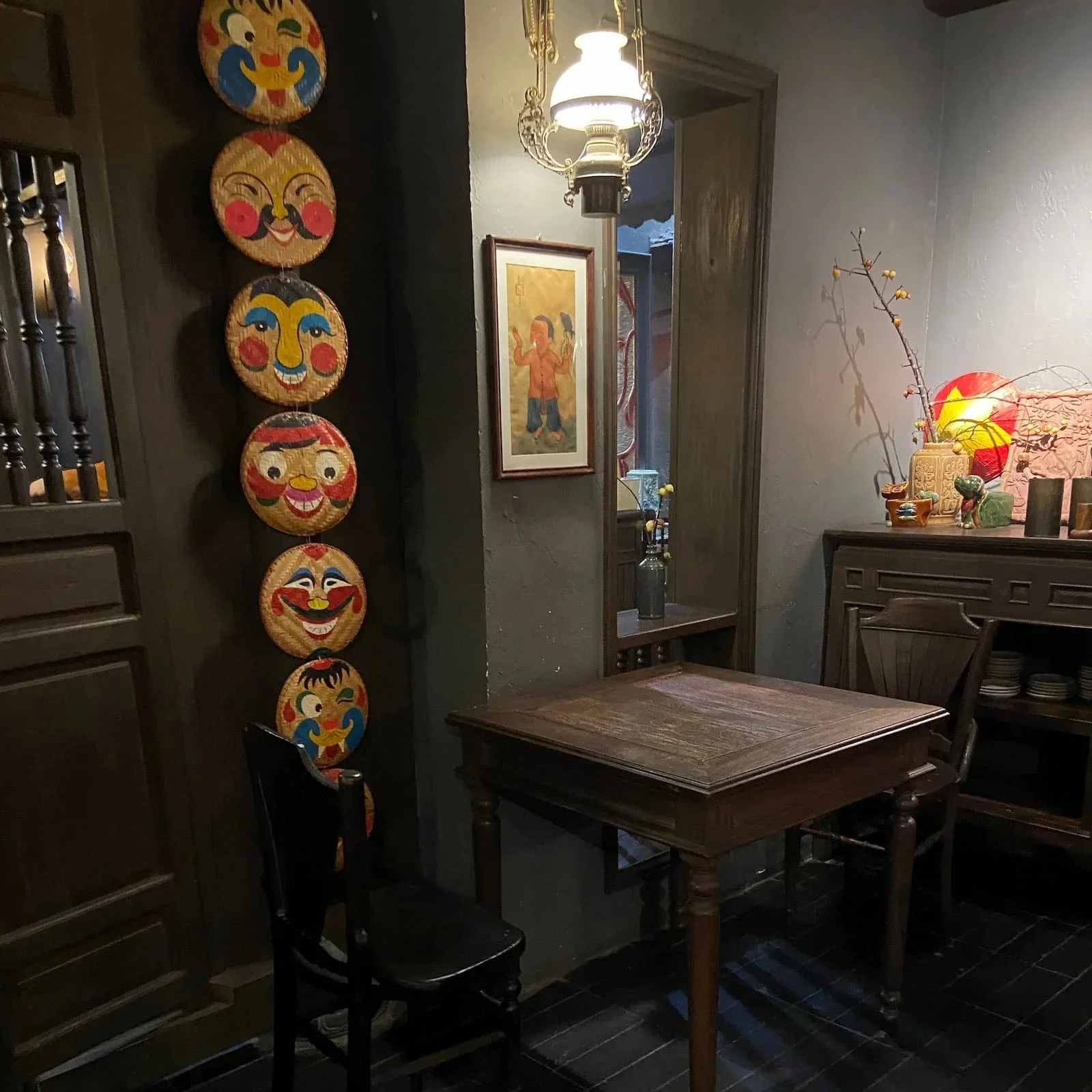 ハノイのミシュラン掲載レストラン Tầm Vị（タムヴィー）別館の店内。ベトナムらしい装飾が印象的な空間