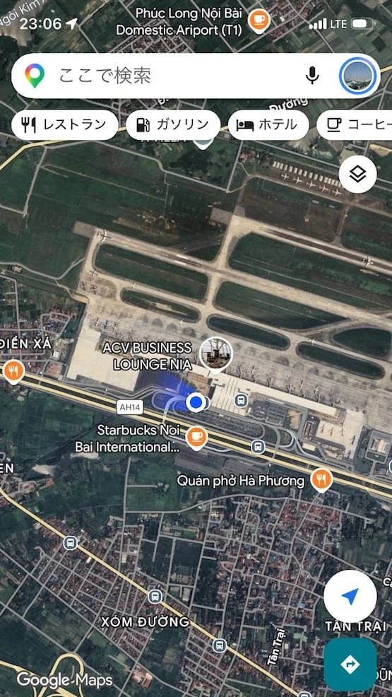 タクシー車内でHolafly Always Onを利用し、Google Mapsでハノイ・ノイバイ国際空港周辺を表示した画面。LTE接続と現在地が確認できる。