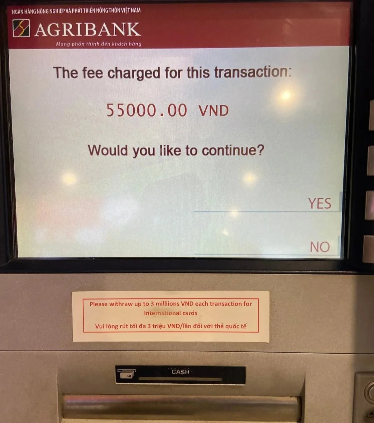 ノイバイ国際空港に設置されたAGRIBANK（アグリバンク）ATMで表示された手数料55,000VNDの確認画面