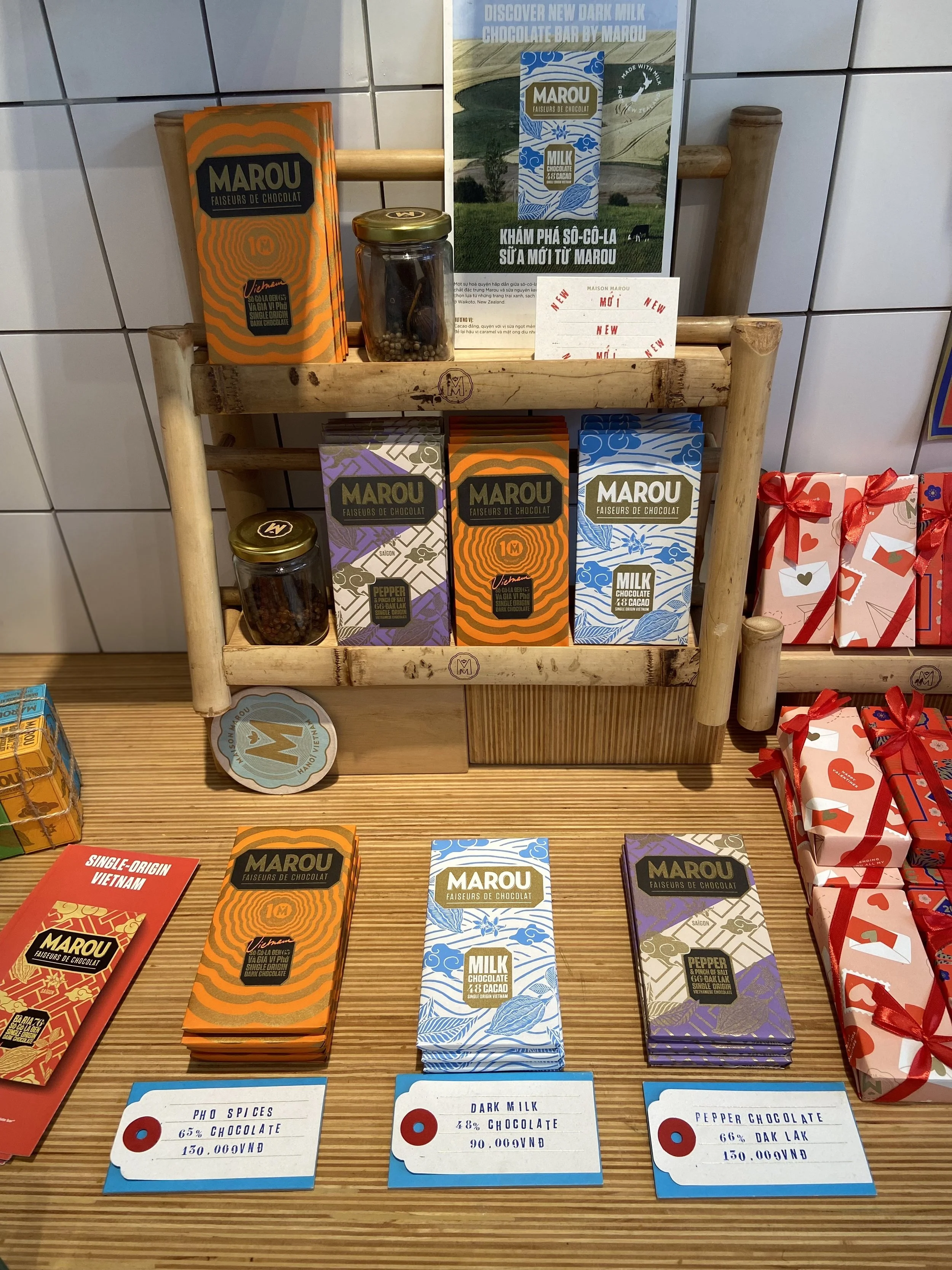 ベトナム産カカオを使ったチョコレートブランド「MAROU（マルゥ）」の板チョコレートが並ぶ店頭の様子