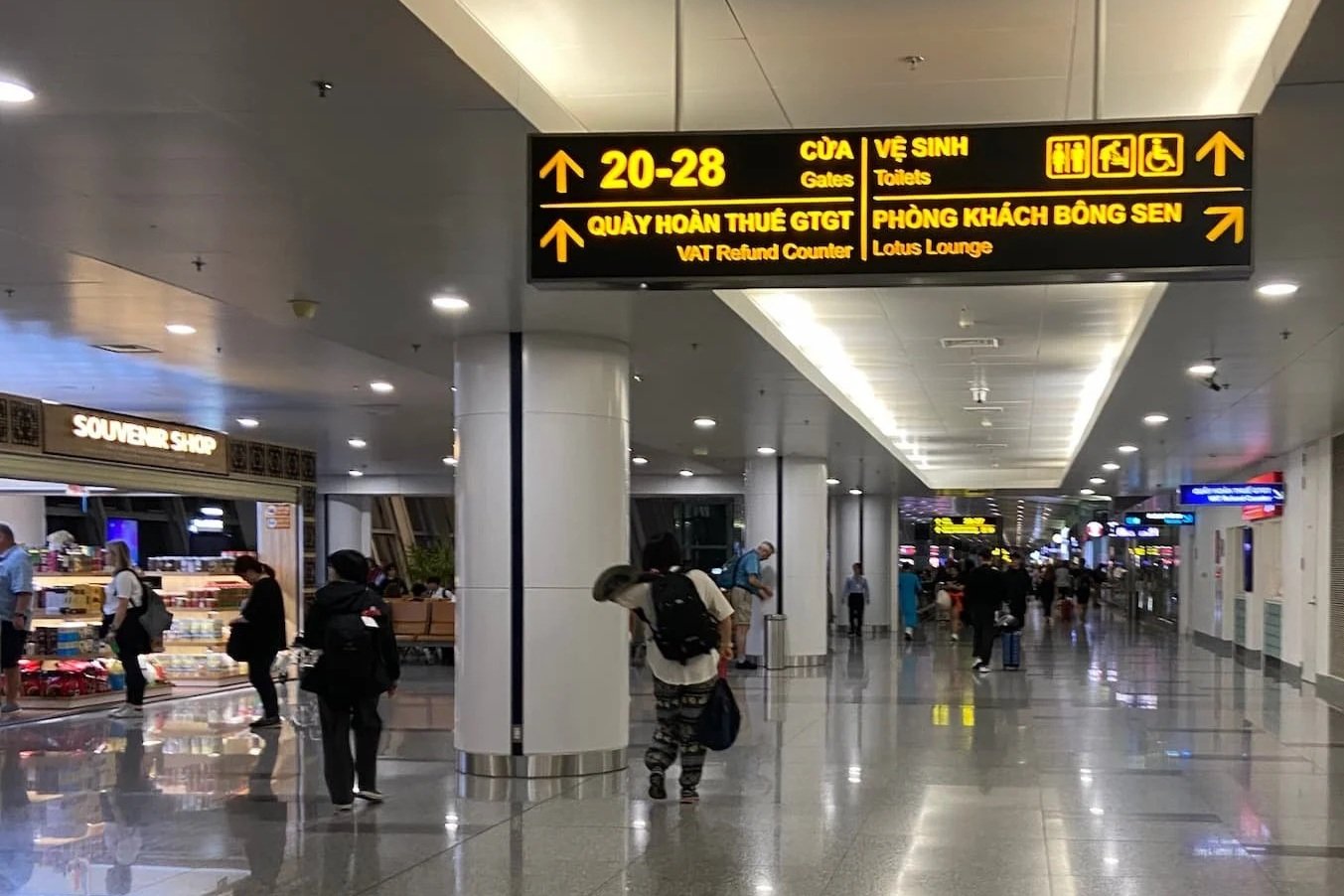 ノイバイ国際空港の出国審査後エリア。プライオリティ・パス対応ラウンジへ向かう途中の構内案内表示