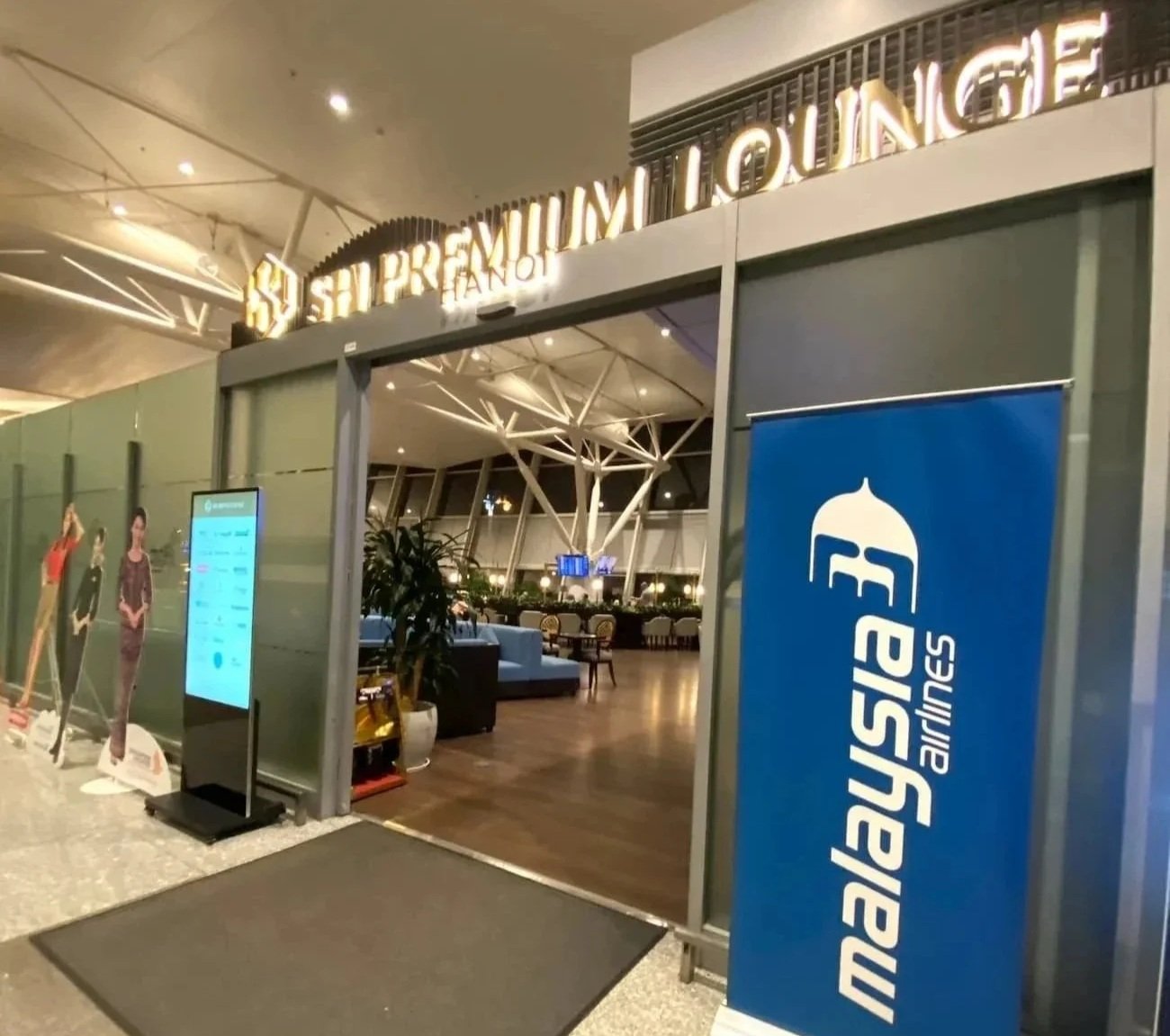 ノイバイ国際空港 国際線ターミナル出国後エリア4階にあるSH Premium Loungeの入口（2025年撮影）