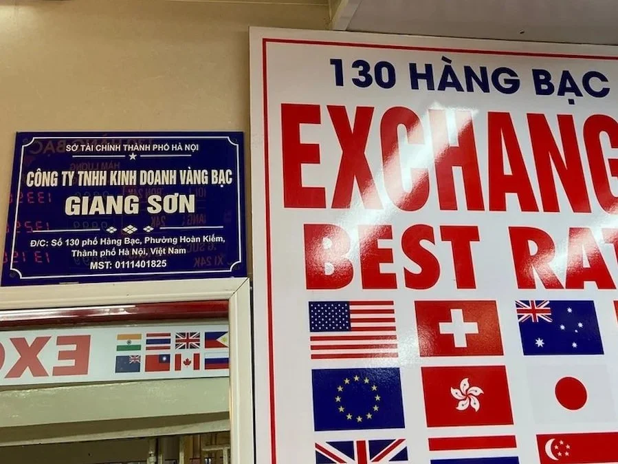 ハノイ旧市街・Hàng Bạc（ハンバック通り）の人気の両替所GIANG SƠN（ザンソン）。会社情報の看板と外貨両替の案内。