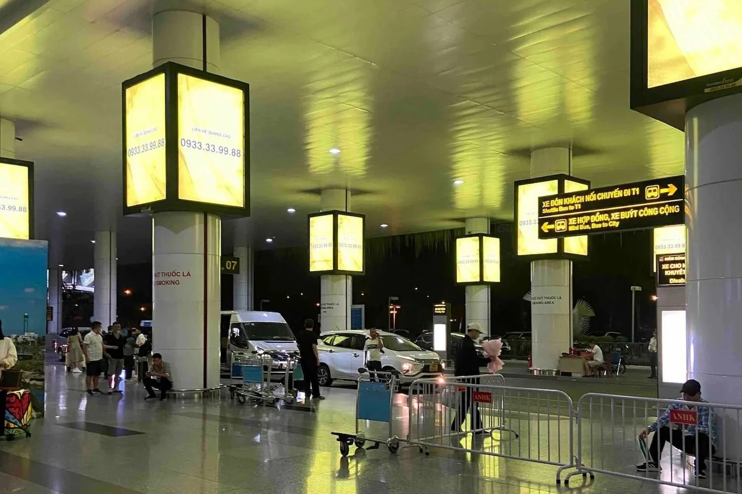 ハノイ・ノイバイ国際空港の到着出口付近。タクシー呼び込みや送迎車が並ぶエリアで、旅行者は注意が必要。