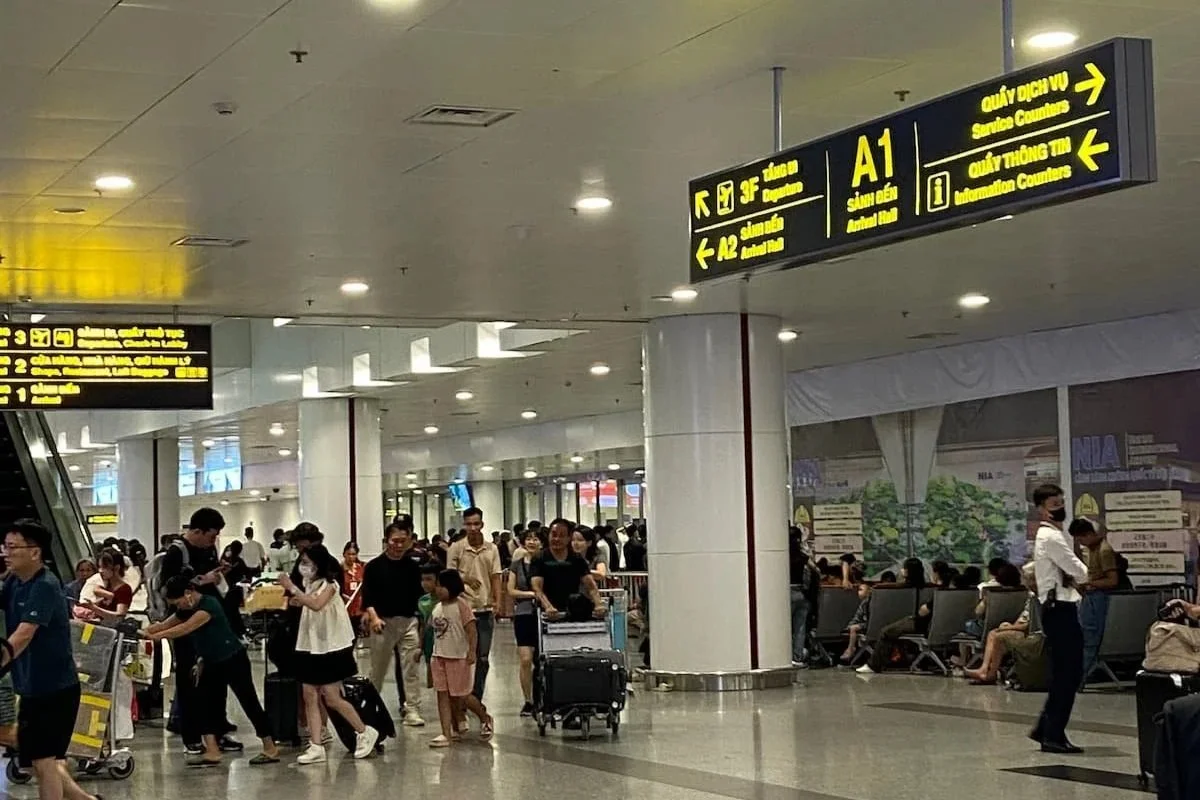 ノイバイ国際空港 到着ロビーA1の案内表示