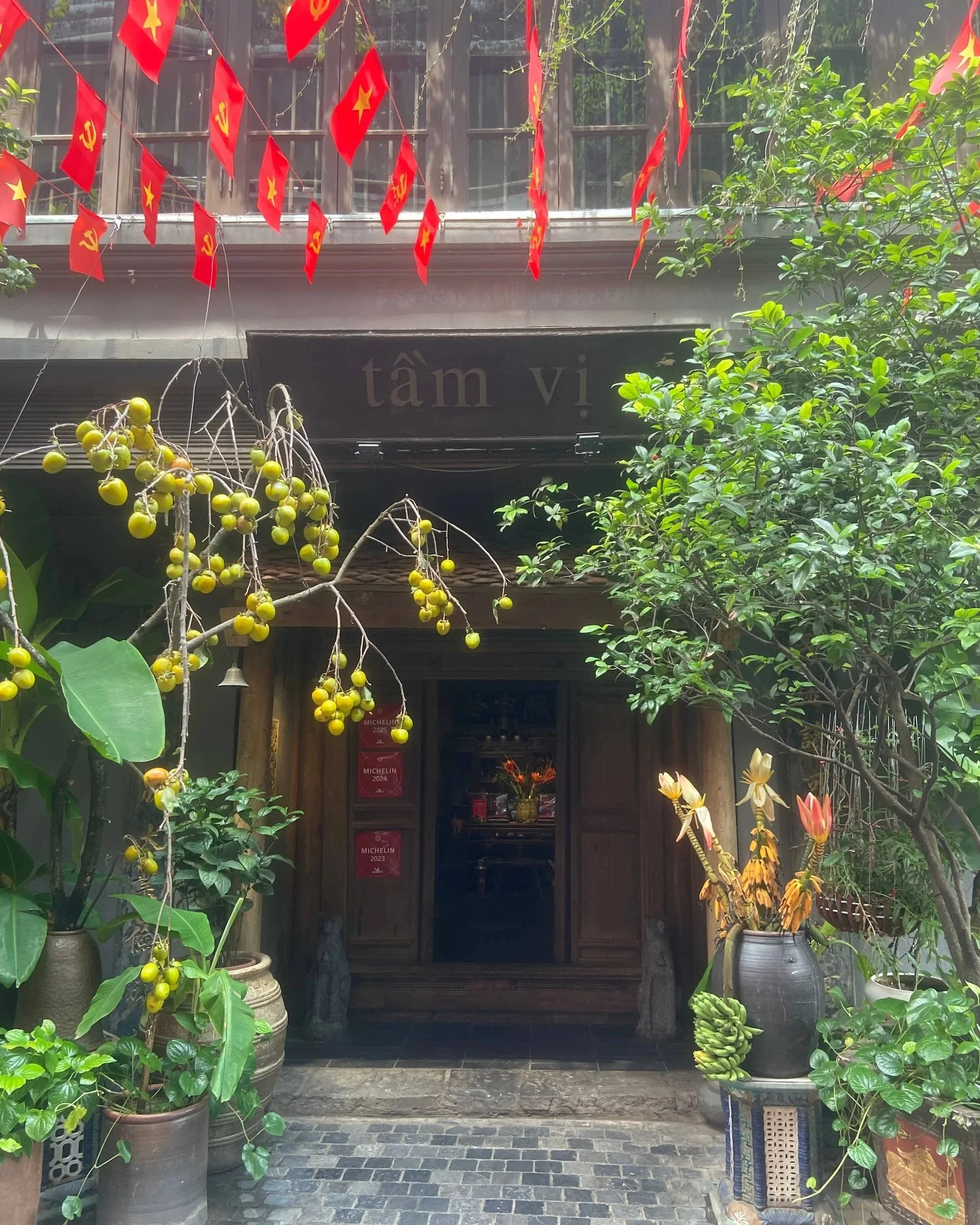 ハノイのミシュラン掲載ベトナム家庭料理レストラン Tầm Vị（タムヴィー）本館入口