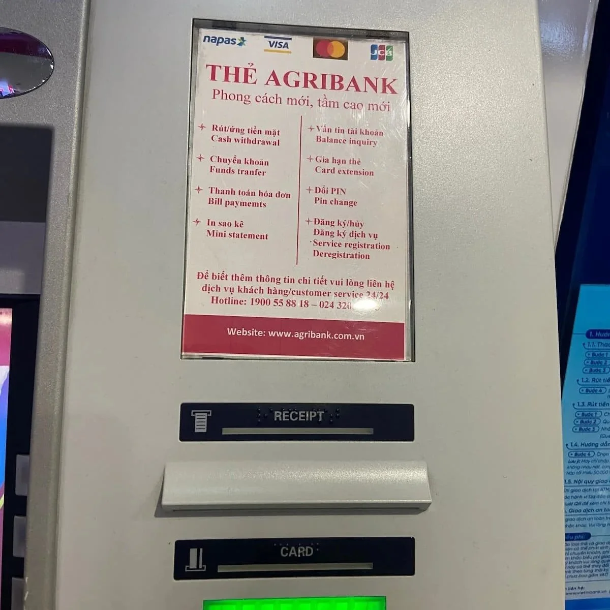 ノイバイ国際空港のAGRIBANK ATMに掲示されたカスタマーサービス24時間対応の案内