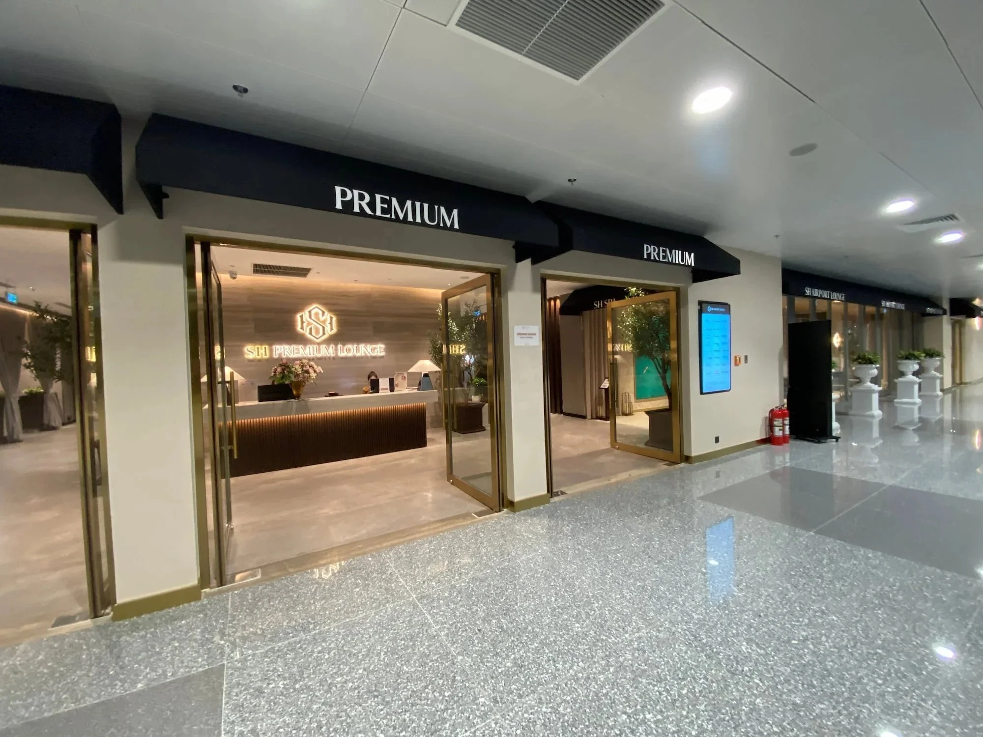 ハノイ・ノイバイ国際空港第2ターミナル（国際線）ゲート37付近にあるSH Premium Lounge Ha Noi 3の入口