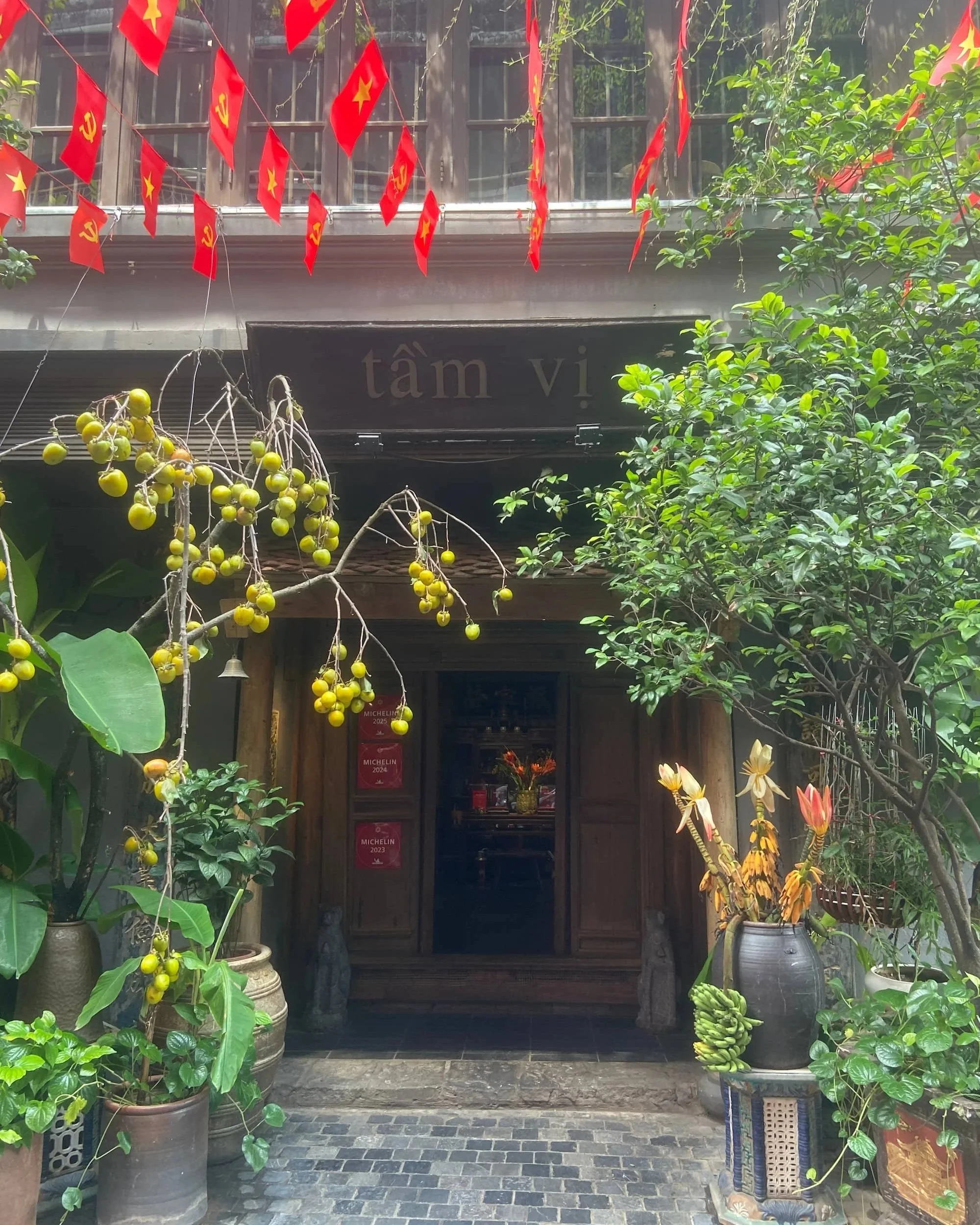 ハノイのミシュラン掲載ベトナム家庭料理レストラン Tầm Vị（タムヴィー）本館入口