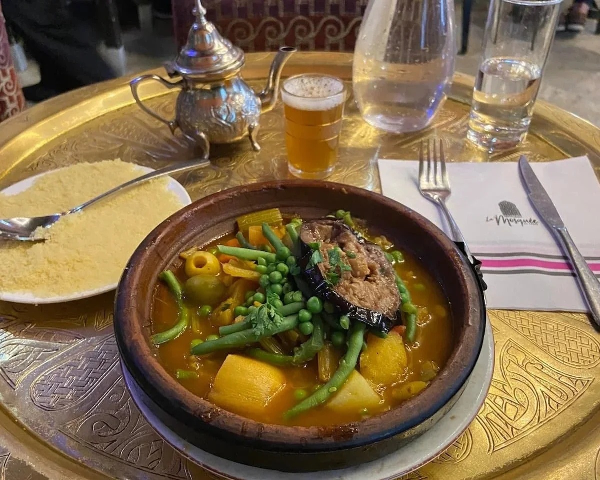 パリ5区モロッコ料理La Mosquée de Parisの野菜タジン、クスクス付き。名物ミントティーとともに。