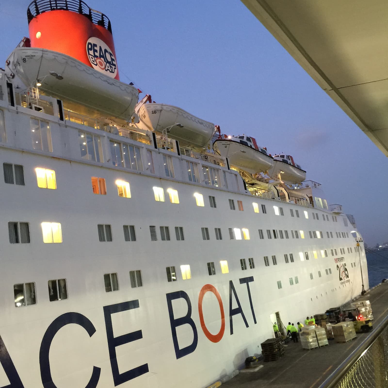 横浜港に停泊中のピースボートのクルーズ船（2015年撮影）