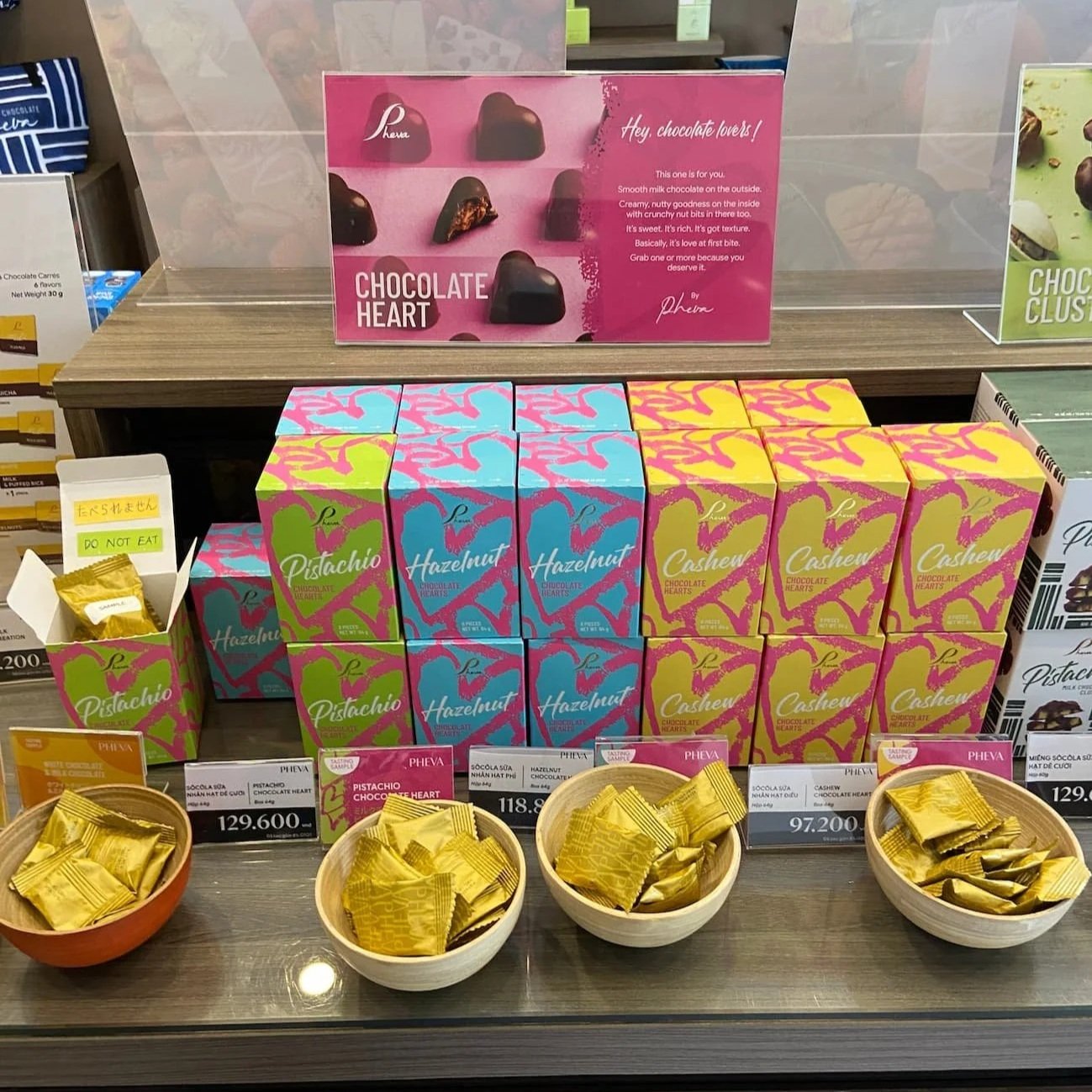 Pheva(フェヴァ)の新作「CHOCOLATE HEARTS」。ハート型のチョコレートがカラフルなパッケージで並ぶ、ハノイ店のディスプレイ(2025年撮影)