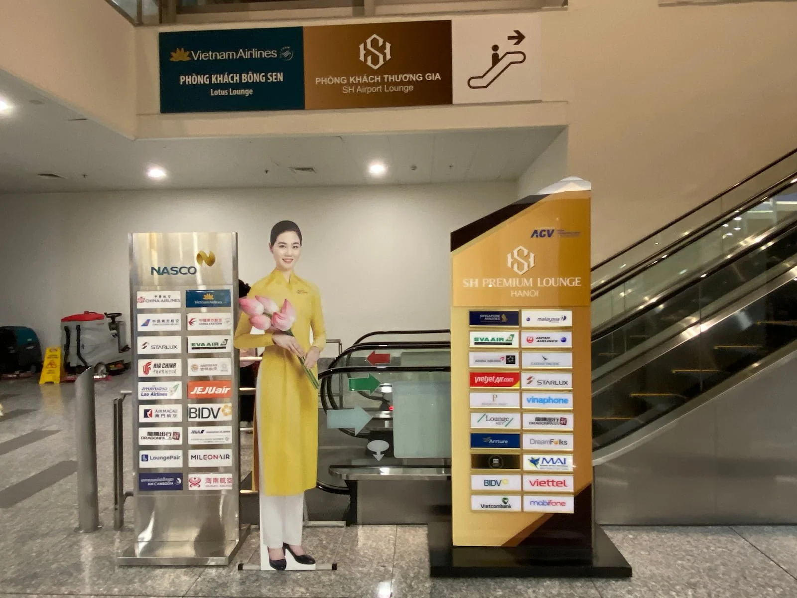 ハノイ・ノイバイ国際空港第2ターミナル 国際線出国後エリアにあるSH Premium Lounge案内表示（2026年撮影）