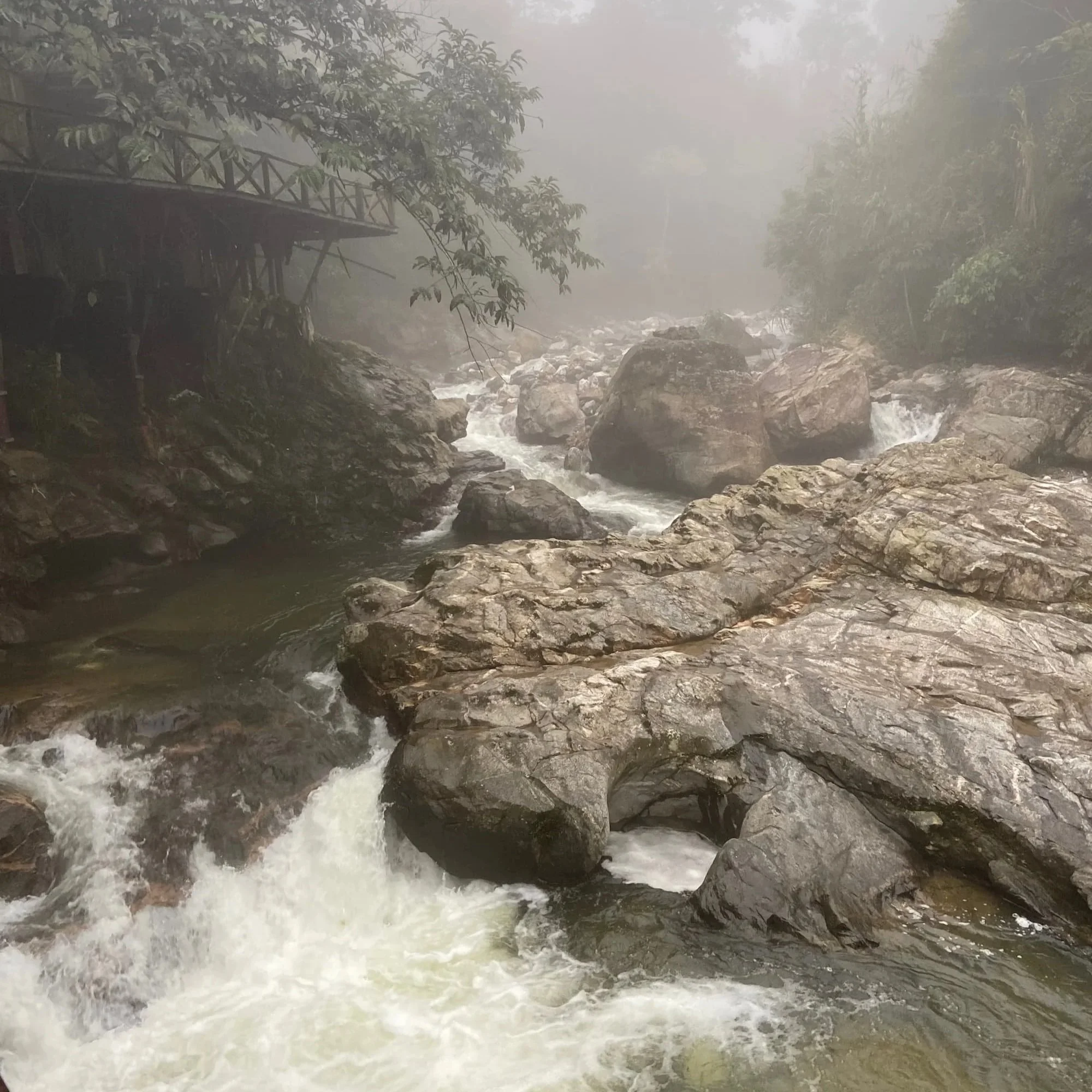 ベトナム北部サパのカットカット村を流れる川、雨上がりの風景