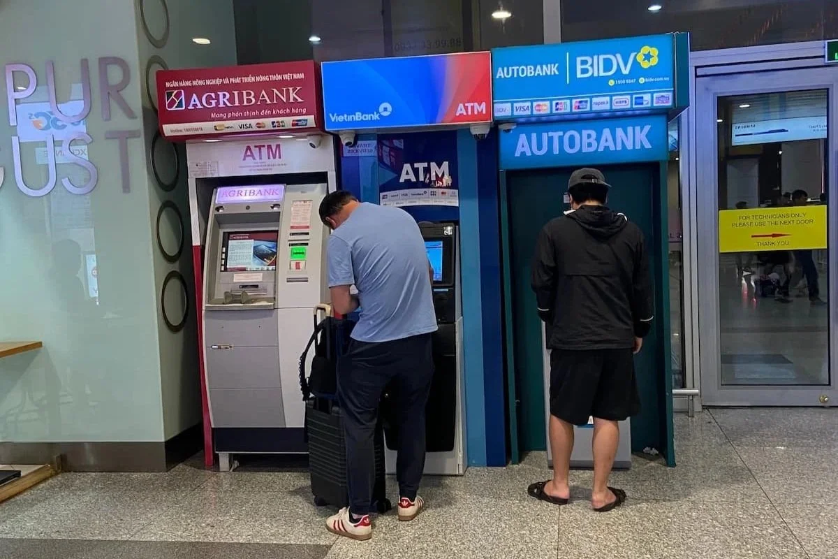 夜のノイバイ国際空港 到着ロビーA1出口付近で利用されているATM