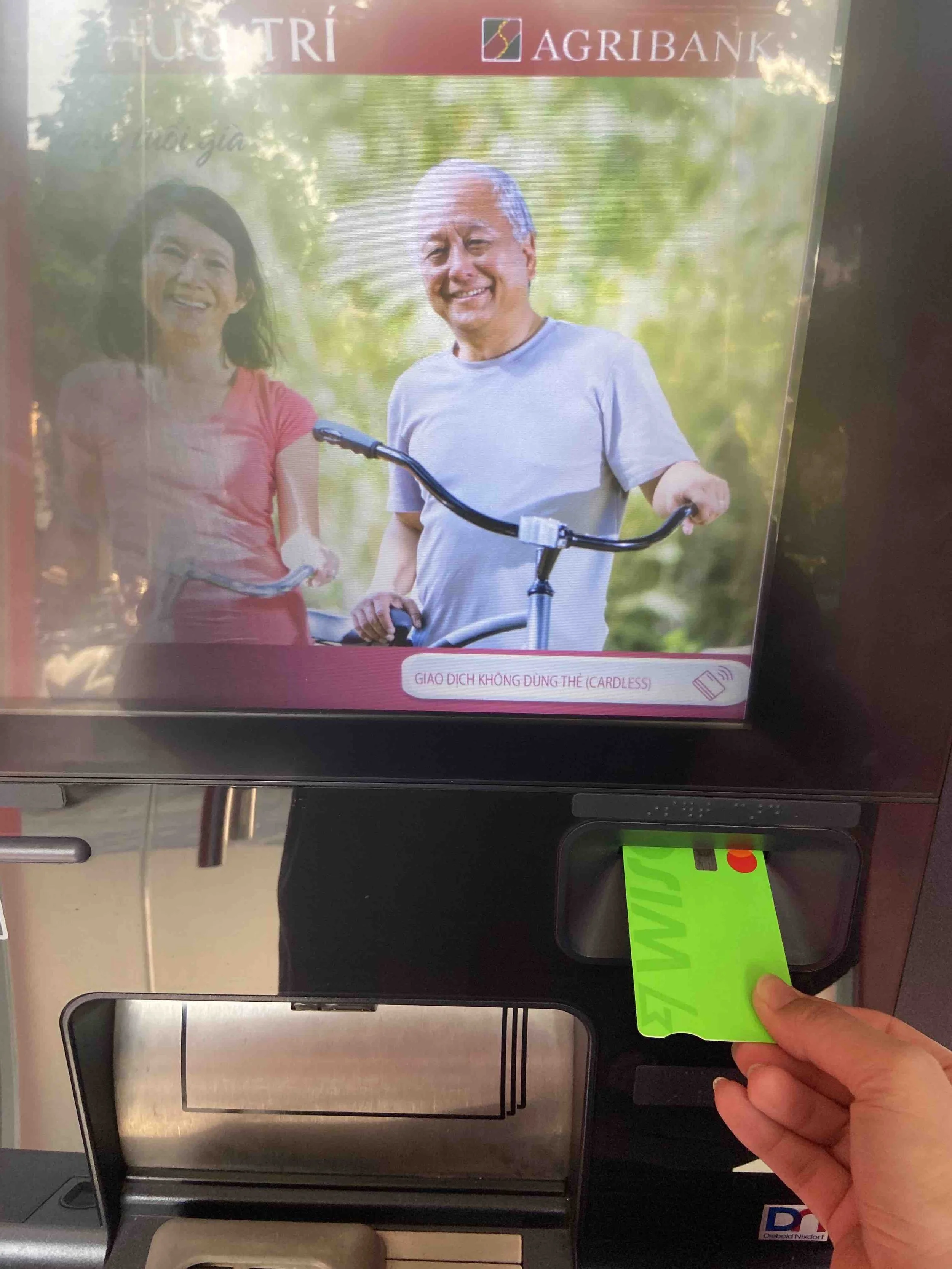 AGRIBANKのATM Wiseデビットカードでドンを引き出す。Wise側の手数料は2回目、3万円まで無料。
