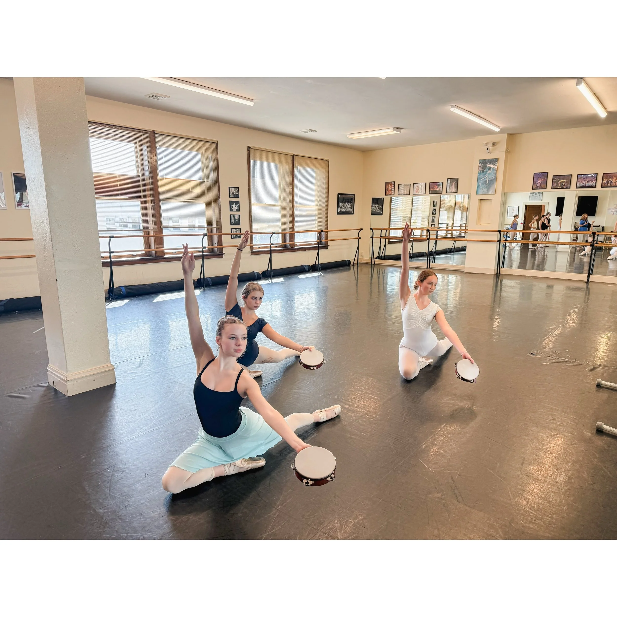 Our girls working hard &amp; getting showcase ready! 🧑&zwj;🩰🤍🩰

📸 @balleyla_ 

#jhodance #jho39years #cnydance #localdancestudio #romenydance