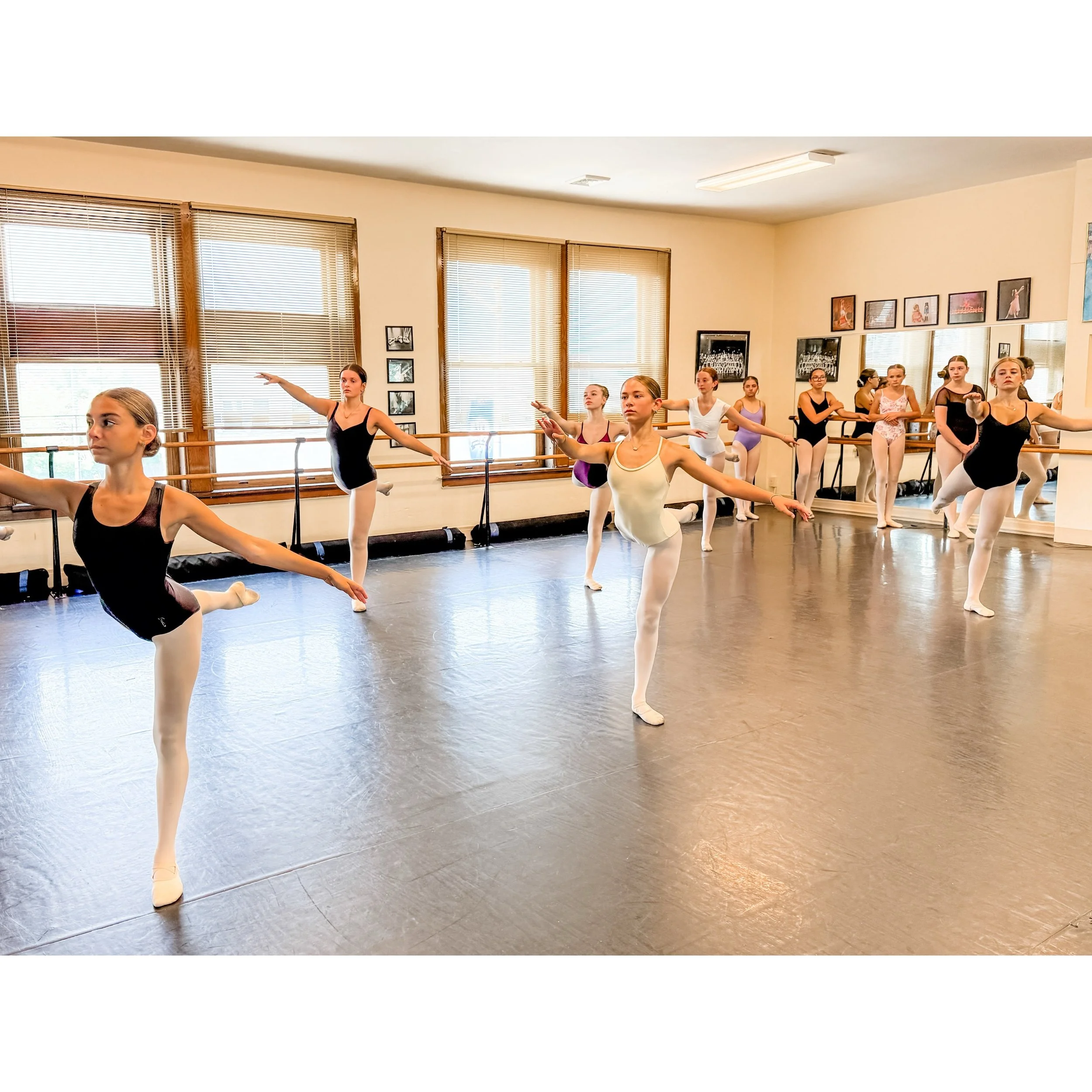 Arabesque ✨

ara&middot;besque &mdash; where grace, balance &amp; beautiful lines come together. 🩰🤍

📸 @balleyla_ 

#jhodance #jho39years #cnydance #localdancestudio #romenydance