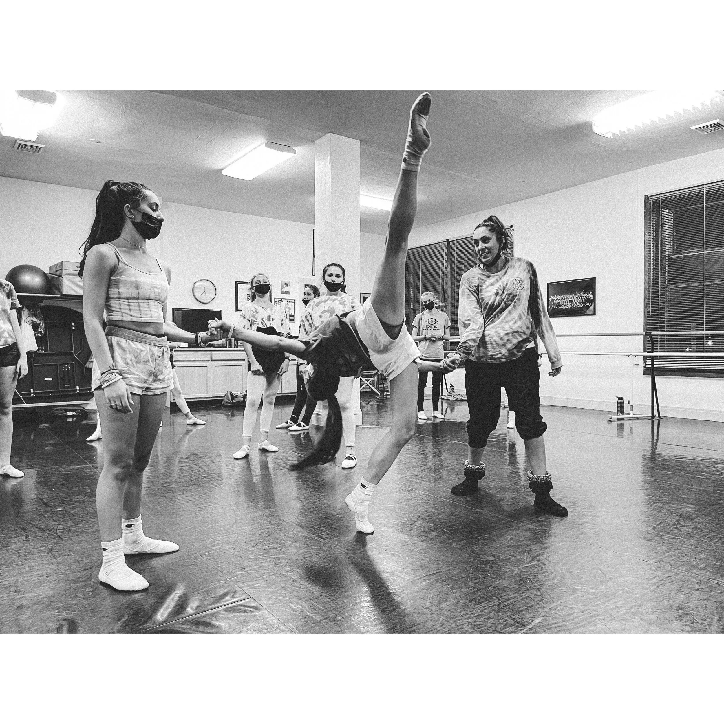 Throw back to lay backs with Miss Nicole! 🙃🤍

#jhodance #jho39years #cnydance #localdancestudio romenydance